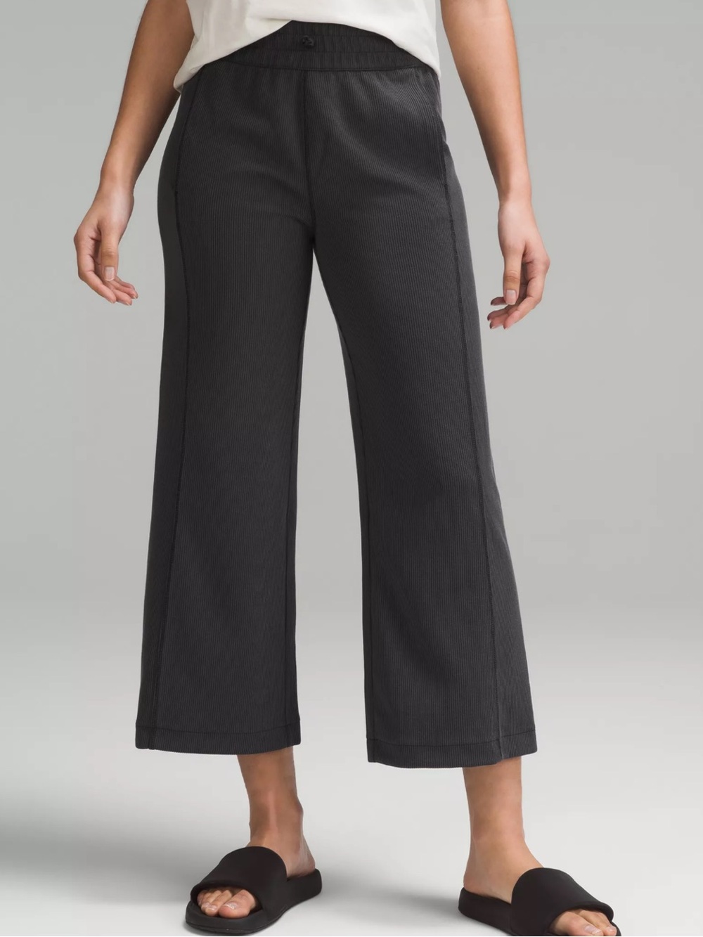 NWT Lululemon Ribbed Softstreme MR Wide-Leg Crop 25”